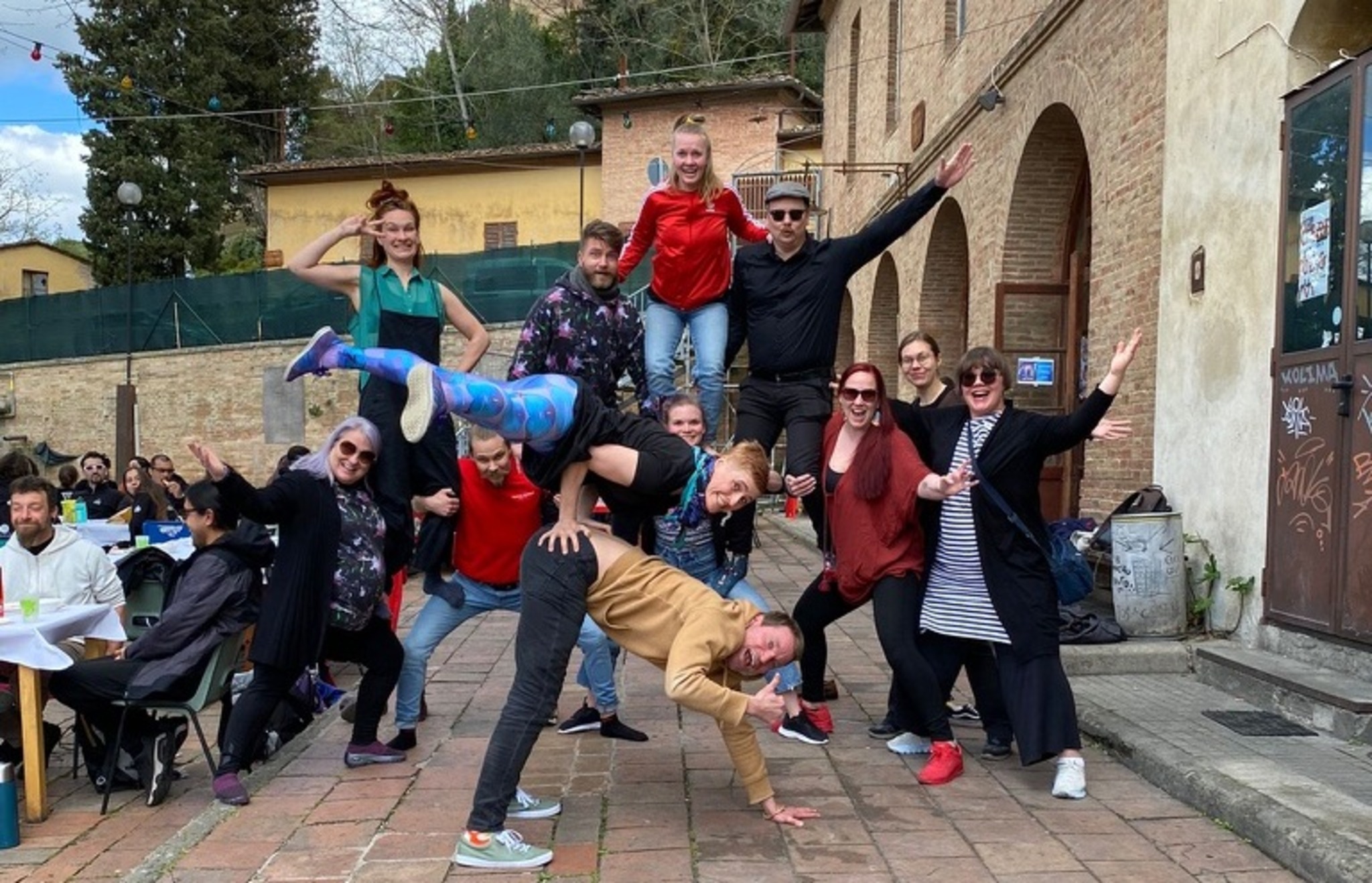 Sirkuslaisten ihmispyramidi.