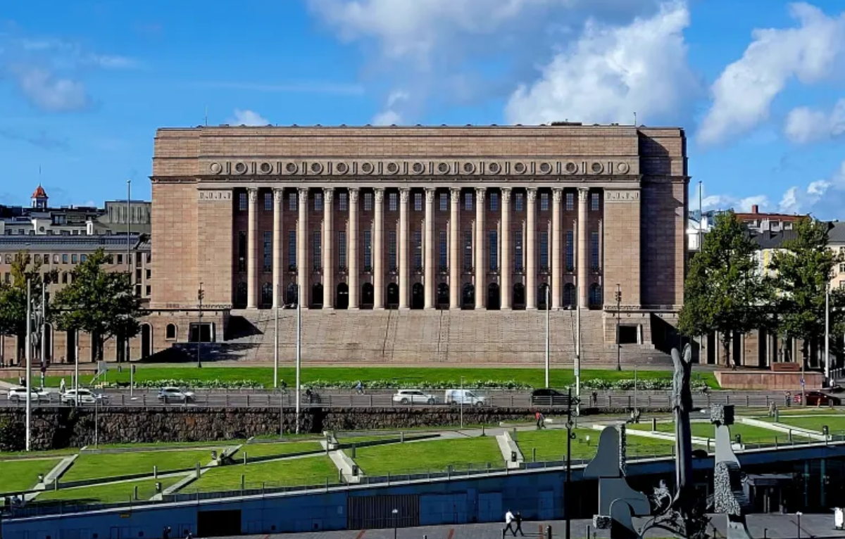 Eduskuntatalon edusta kirkkaana syyspäivänä.